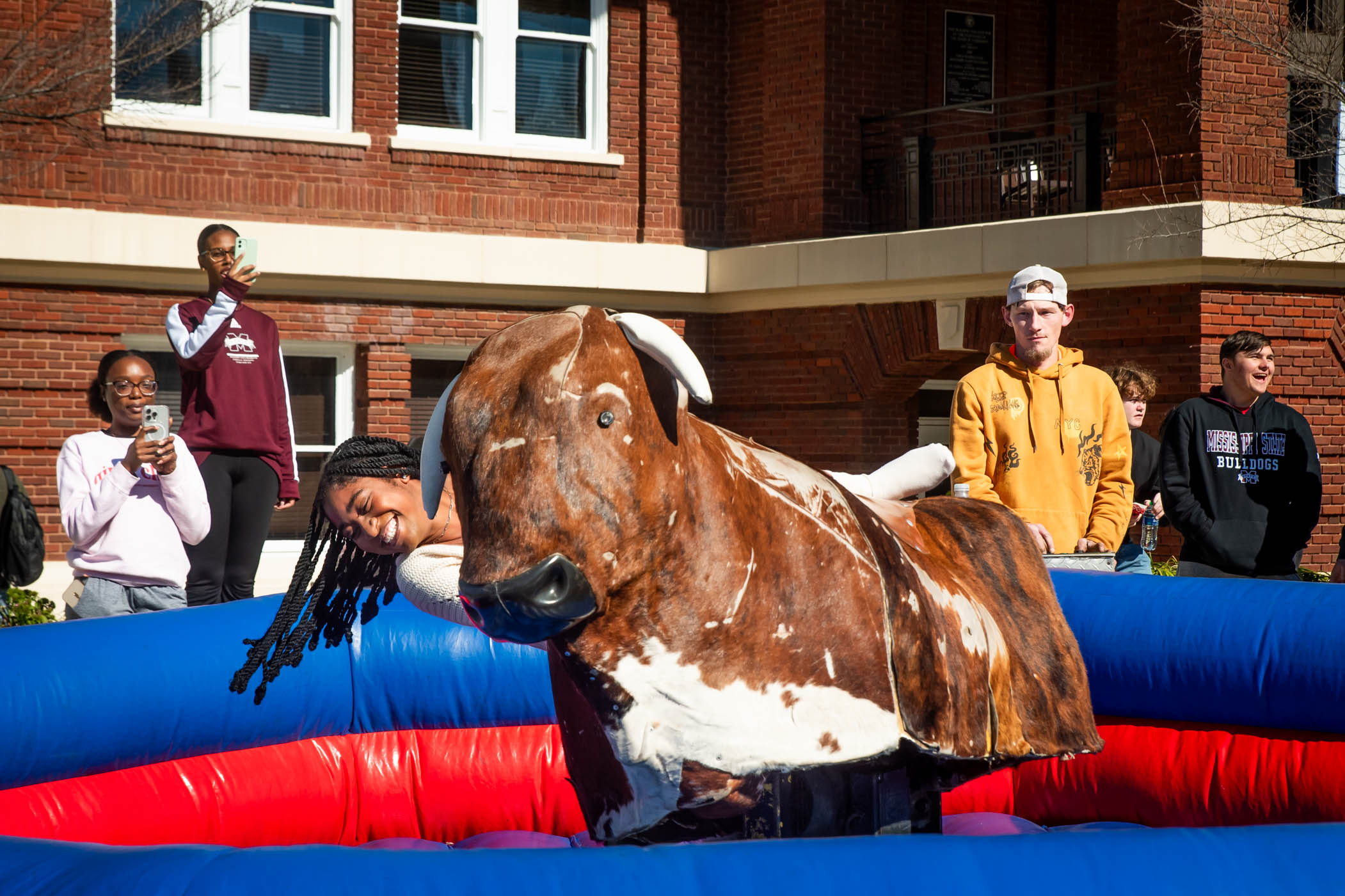 爱爱直播&#039;s Center for Student Activities welcomes eager students to take on the challenge of riding a mechanical bull in the heart of YMCA Plaza. 