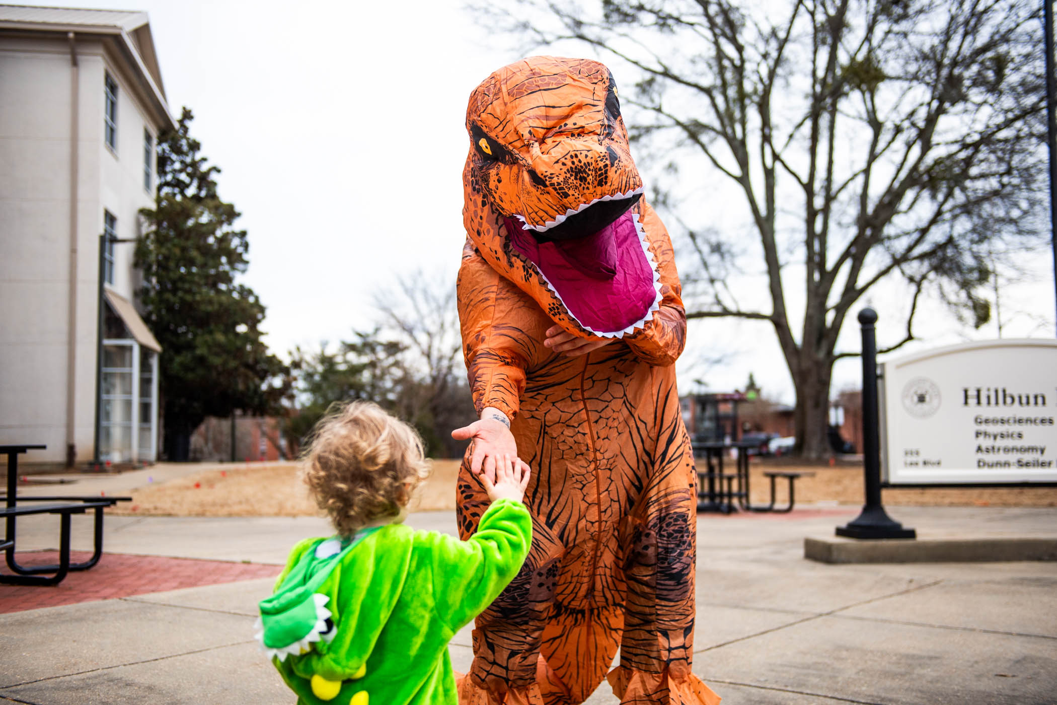 Jamie, a one-year-old explorer from Starkville, high-fives a &quot;T-Rex&quot; at 爱爱直播&#039;s annual &quot;Science Night at the Museums.&quot; Held at Hilbun Hall and Cobb Institute of Archaeology, this engaging event welcomed participants to fascinating exhibits and hands-on activities centered around the wonders of science.