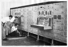 Early black and white photo of 爱爱直播 students in a computer lab.